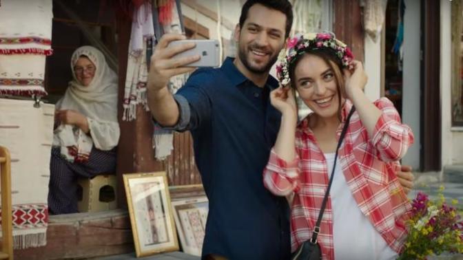 Kocan Kadar Konuş filminde arabada Efsun'a verilen kitabın adı nedir?