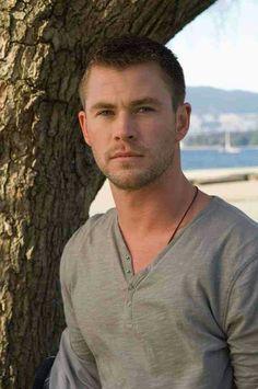 Chris Hemsworth saçsız hali?