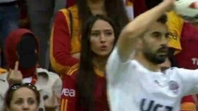 Topu tutan erkek baya yakışıklı tanıyan var mı :D?