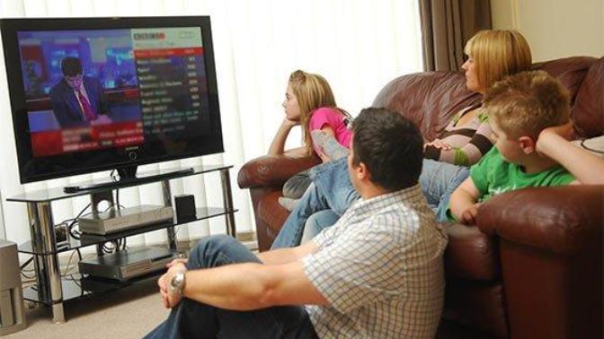 Tv'de Ailenizin yanında sevişme sahnesi gelince ne yaparsınız?