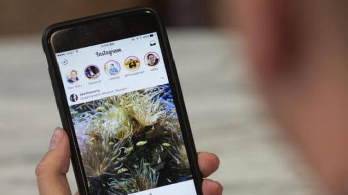 Sevgilimin İnstagram'da veya telefonda kiminle konuştuğunu nasıl görürüm?