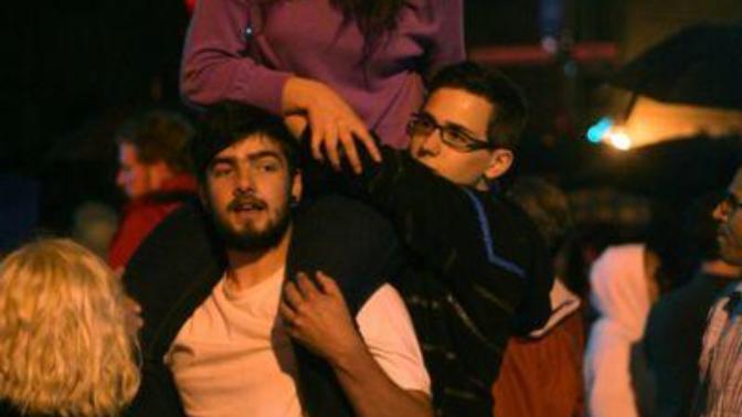 Konserde erkeklerin omzuna çıkan kızlar hakkında ne düşünüyorsunuz? Neden çıkarlar? Erkekler nasıl taşıyabiliyor?