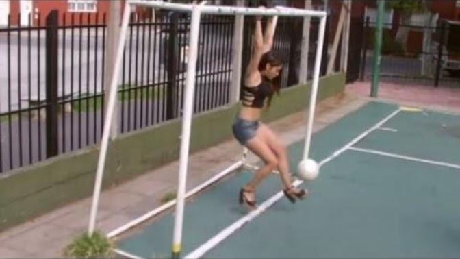 Futbolu kızlar mı iyi oynar erkekler mi?