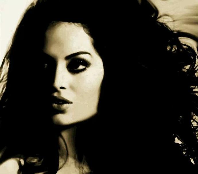 Türkan Şoray mı? Fahriye Evcen mi? yoksa Tuba Büyüküstün mü?Ekranların En güzel Türk kadını?