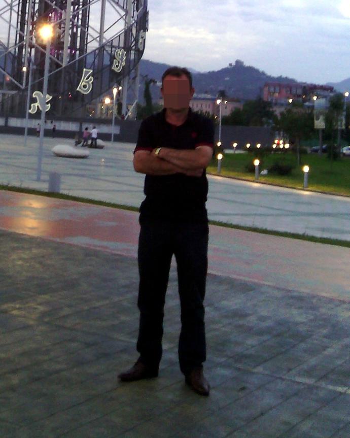 Bu adamın boy kilosu nedir ? Kaç L pantolon giyer ?
