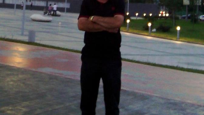Bu adamın boy kilosu nedir? Kaç L pantolon giyer?