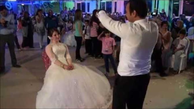 Kızlar Evlendiğiniz adam düğünde karşınıza geçip dansöz gibi mezdeke oynarsa naparsınız?