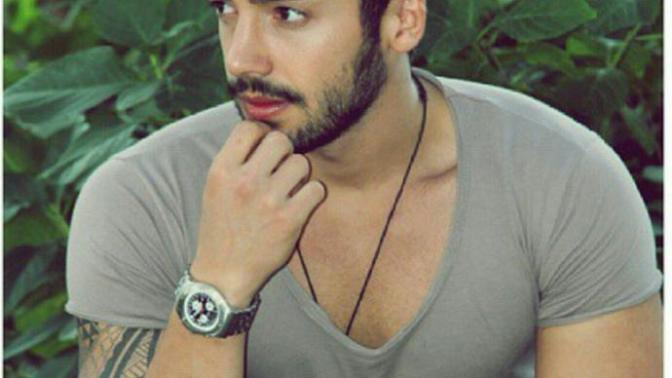 Sizce de bu adam çok yakışıklı değil mi?
