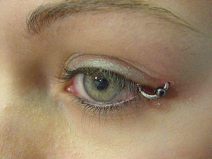 Göz kapaklarıma piercing taktırsam çokmu çılgınca olur ve o piercing gözlerimi açıp kapadıkca hissedermiyim?