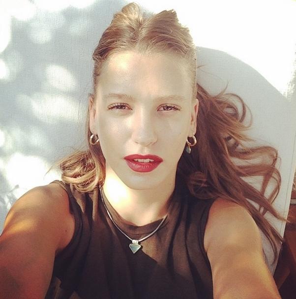 Bence Amine Gülşe Serenay Sarıkaya'ya rahip geliyor. Yakın zamanda Serenayı silip süpürecek gibi görünüyor. ikisininde resmi aşağıda. Sizce?
