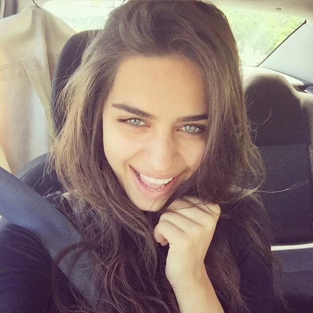 Bence Amine Gülşe Serenay Sarıkaya'ya rahip geliyor.Yakın zamanda Serenayı silip süpürecek gibi görünüyor.ikisininde resmi aşağıda.Sizce??