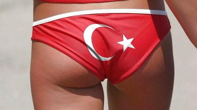 Türk bayraklı iç çamaşır giyen bu kız hakkında düşünceniz nedir?