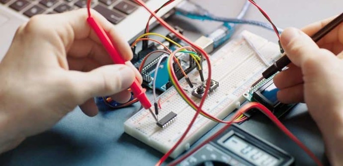 Yeni mezun bir elektrik elektronik mühendisinin ortalama aylık maaşı ne kadar?