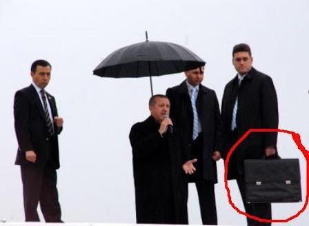 Erdoğan Konuşurken Elinda Çantayla Duran Koruma Ne işe yaradığını Biliyor muydunuz?
