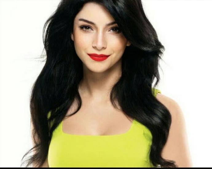 Merve boluğur mu serenay sarikayami sizce hangisi güzel?