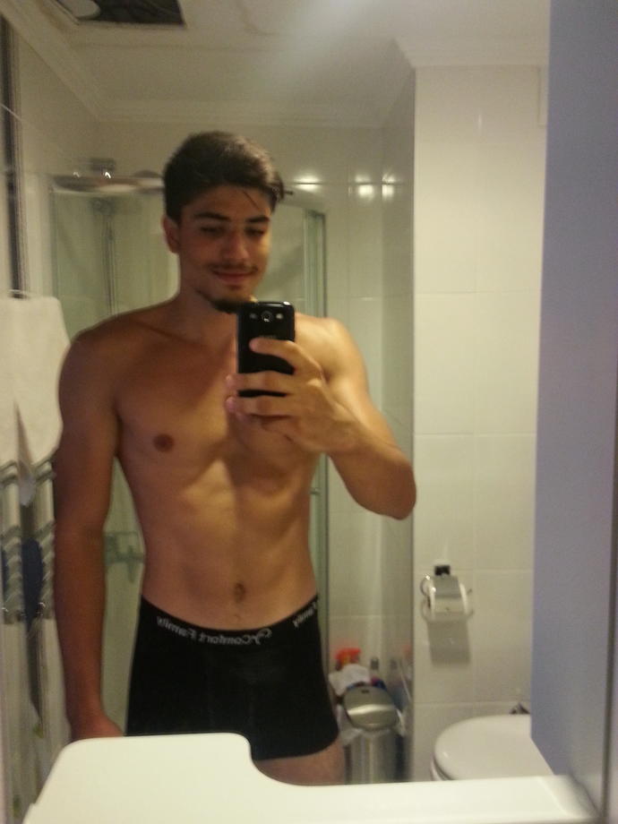 Kızlar, bir bakar mısınız ya bende gay gibi görünen bir şey var mı?