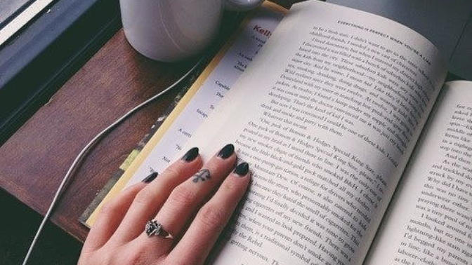 Cafede, okulda, parkta bir köşede tek başına kulaklığını takıp kitap okuyan kişiler sizin de ilginizi çekiyor mu?