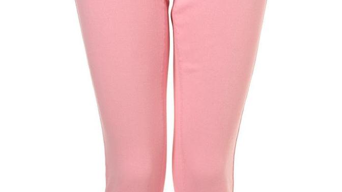 Kızlar Pembe Pantolonun üstüne nasıl bir şey giyilebilir kombin yaparsak?