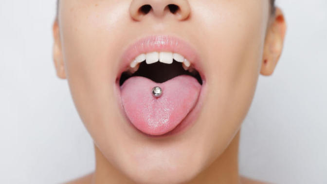 Dilimi deldirmek istiyorum! Dile piercing yaptıranların yorumları neler?
