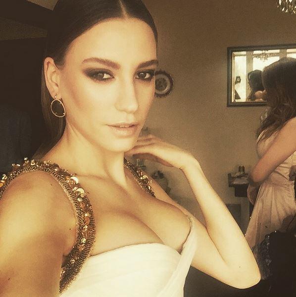 sizce bu yılın güzeli Ecem çırpan Serenay Sarıkaya'ya rahip olabilir mi?İkisininde resmi aşağıda.Sizce rakip mi?Ecem ruslara çok benziyor değil mi?