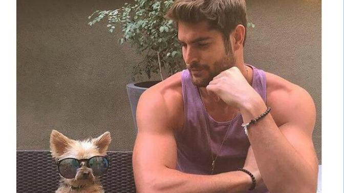 Bu adam neden bu kadar yakışıklı da ben değilim? Ha ben neden böyle değilim? Dünyaya bir kere geliyorum geldiğim tipe bak  * , adalet mi la bu?