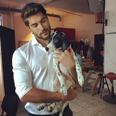 Kaç gündür takip ediyorum Dünya'nın en yakışıklı erkeği diye bir Sürü bence Paylaşımı gördüm fakat neden bunların Arasında nick Bateman yok?