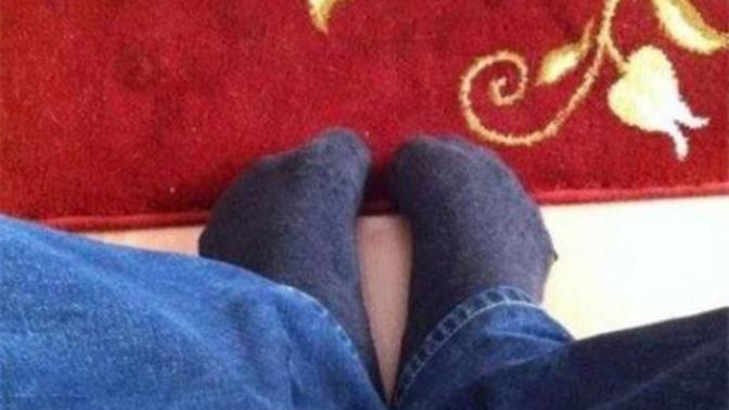 Delik çorapla bir yere gitmek zorunda kaldığınızda ne yapıyorsunuz?