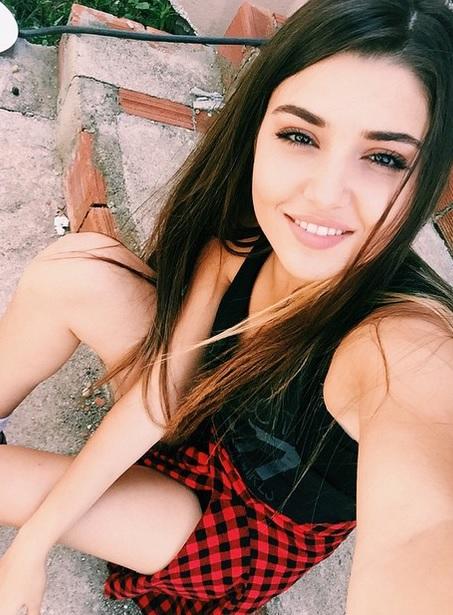 Güneşin kızları dizisi. Hande Erçel güzel mi sizce?