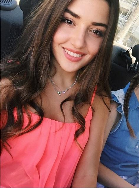 Güneşin kızları dizisi. Hande Erçel güzel mi sizce?