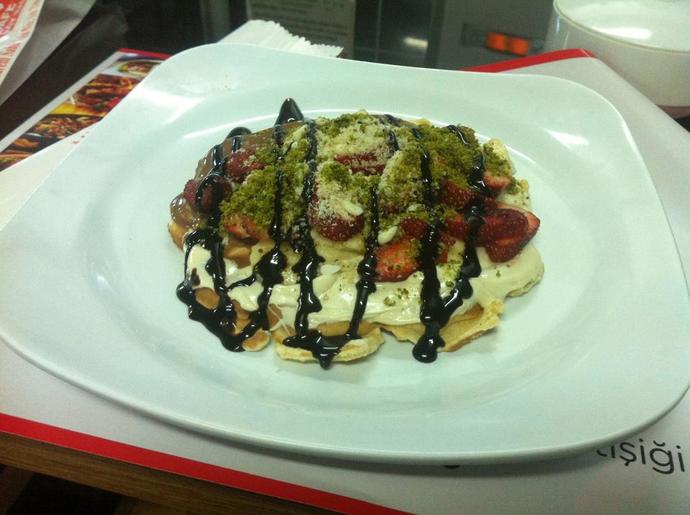 Belki gülebilirsiniz ama iskender ve waffle nasıl yenir?