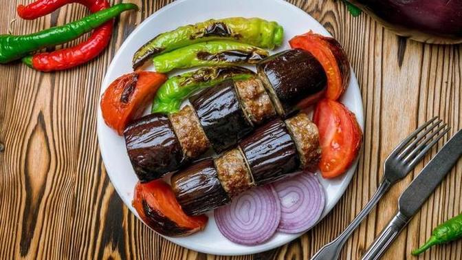 Patlıcan kebabı yanında ne gider?