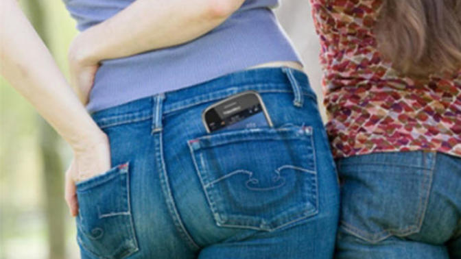 Kızlar neden G*t cebine telefonu koyar?