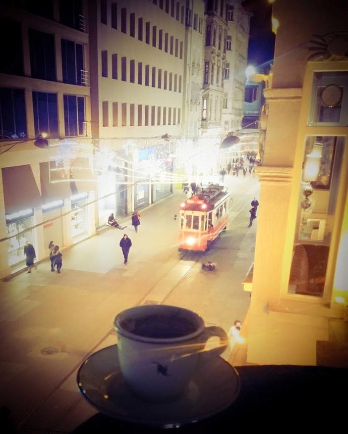 Çay var içersen kahve var sohbet edersen sözü bunlamı güzel arkadaşlar?
