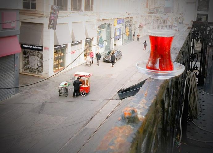 Çay var içersen kahve var sohbet edersen sözü bunlamı güzel arkadaşlar?