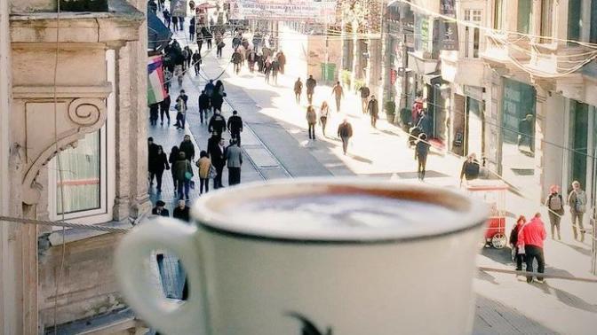 Çay var içersen kahve var sohbet edersen sözü bunlamı güzel arkadaşlar?