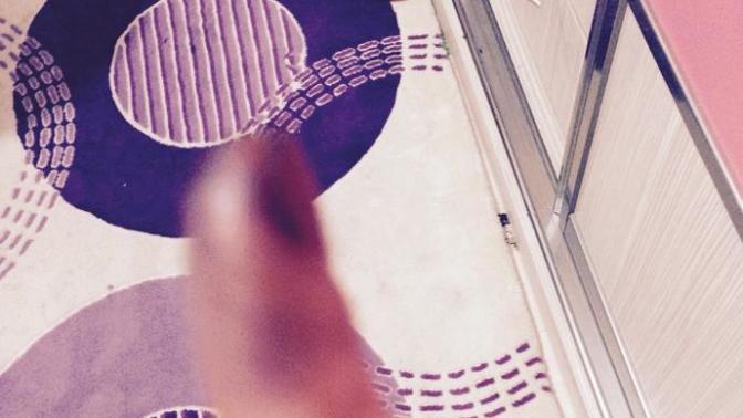 Parmağım ve tırnağıma saç boyası bulaştı. Zamanla geçer mi? Her şeyi denedim Geçmiyor off.. ( resimli?