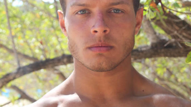 Kızlar, şu hilmicem in arkadaşı olan (survivor) murat yakışıklı mı?