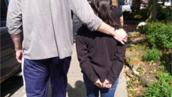 Minyon sevgilisiyle yürüyen uzun bir erkek beraber yürürken nasıl görünüyor? Boy farkı 25-30 santim civarındaysa?