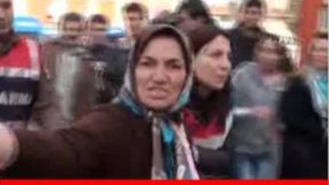 Koca istiyorum gel beni al diye bagiran hatta koca aşkindan jandarmalari bile geri de birrakti bu teyzem?