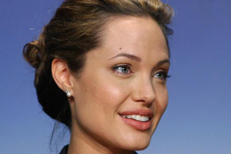 Angelina Jolie Sizce Güzel Mi?