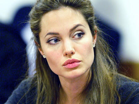 Angelina Jolie Sizce Güzel Mi?