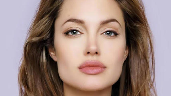 Angelina Jolie Sizce Güzel Mi?