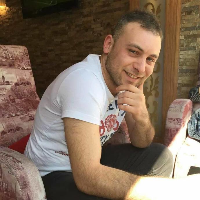 Benden 17 yaş büyük aşık olduğum kişi ve ben ama hiç göstermiyor bence sizce durum nedir?