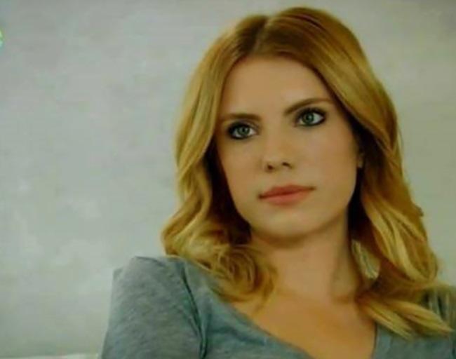Bu kız güzel mi hep dizilerde aşık olunan hayran duyulan güzel kızı oynatıyorlar yönetmenler mi zevksiz ben mi?