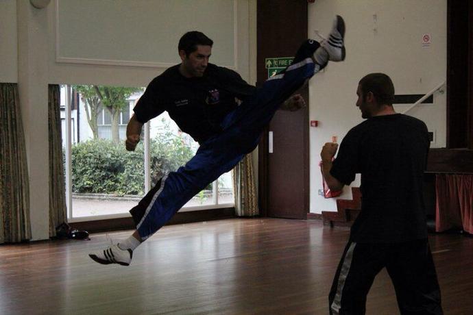 Kızlar, Scott Adkins'i nasıl buluyorsunuz?