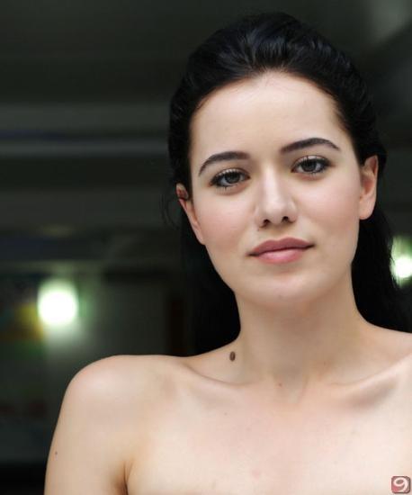 Kardeşi Fahriye Evcen'den güzel değil mi?