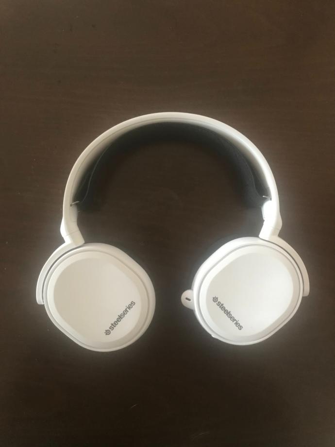 Elimde bulunan Arctis 3 kulaklık
