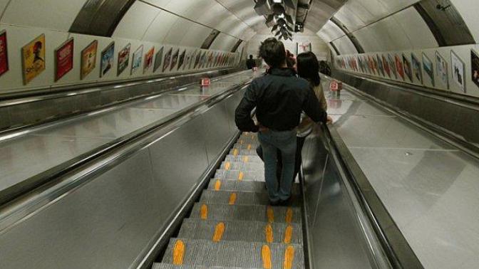 Yürüyen merdivende sağda durmak saygılı ve medeni olmaktan mı geçer?