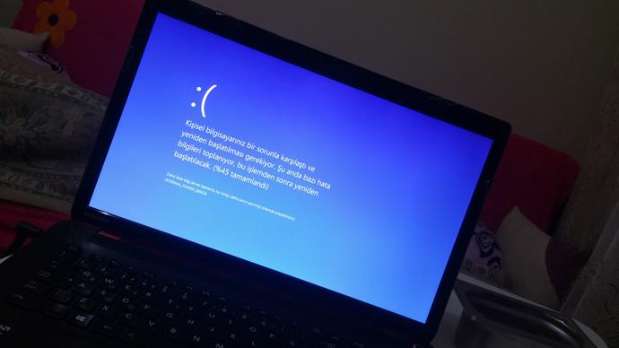 Windows 10 mavi ekran hatası alıyorum resmi mevcut hatanın ?