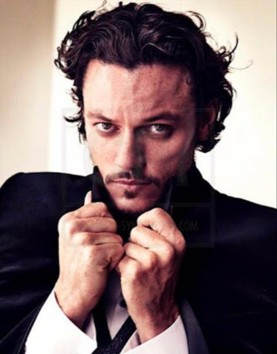 Sizce Luke Evans yakışıklı mı?